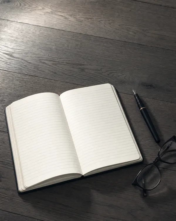 KI-generiertes Bild: Geölte Eichentischplatte mit Notizbuch