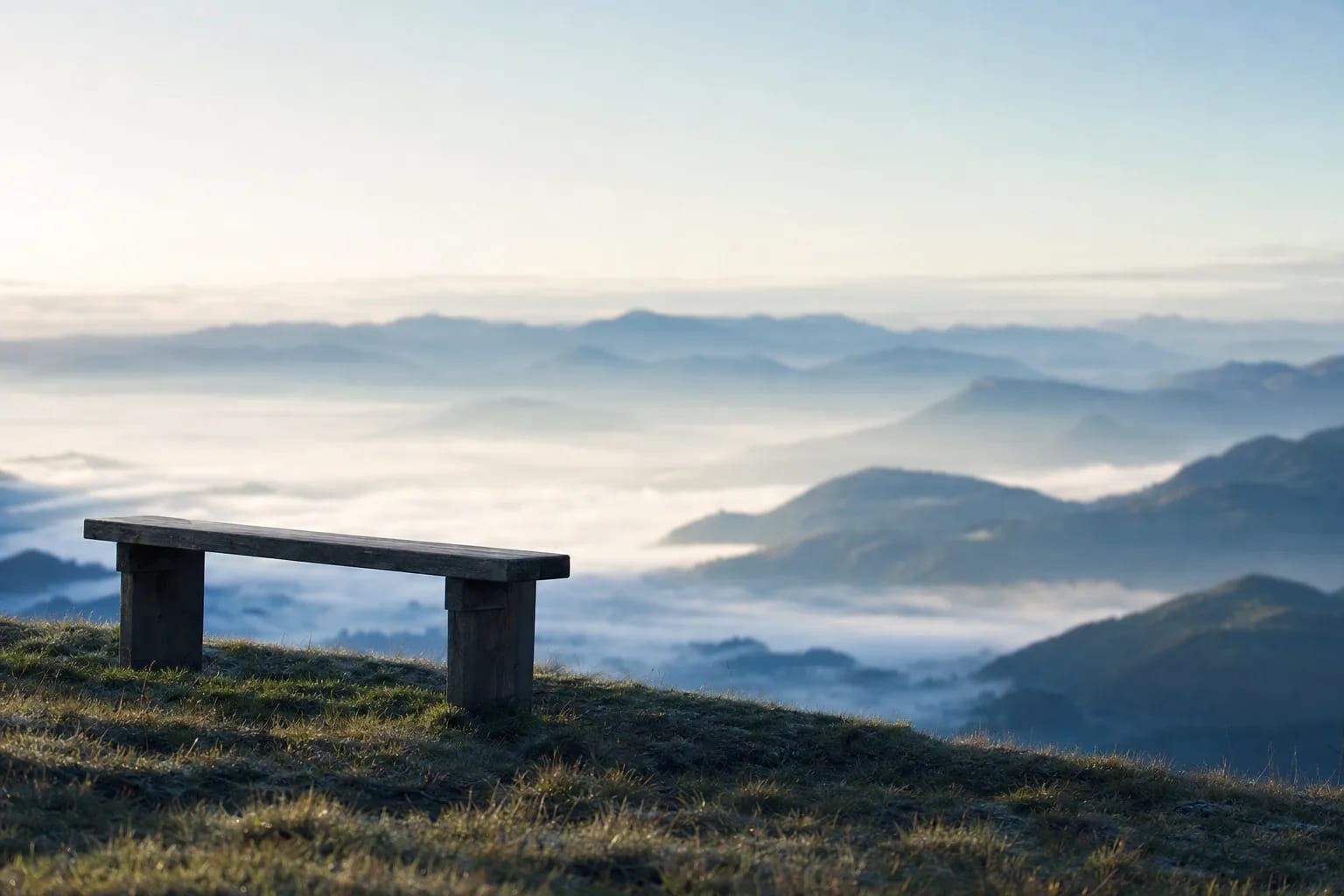 KI-generiertes Bild: Eine Bank auf einer Anhöhe mit Weitblick über ein Tal