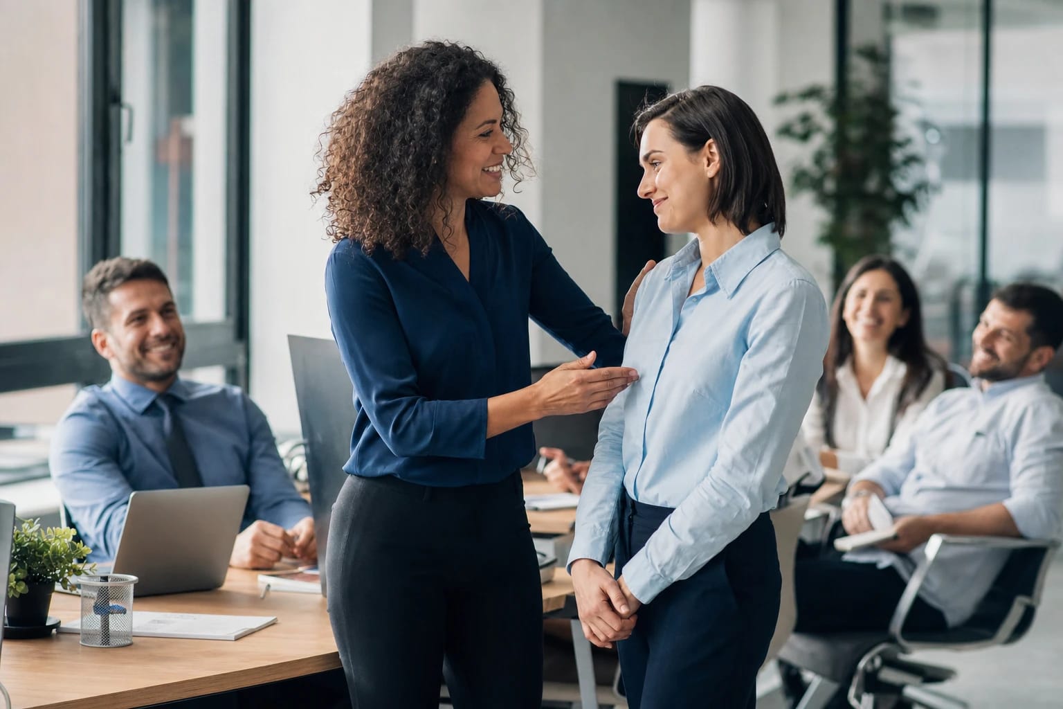 KI-generiertes Bild: Führungskraft würdigt anerkennend eine Mitarbeiterin im Büro – Wertschätzung stärkt Motivation und emotionale Bindung.