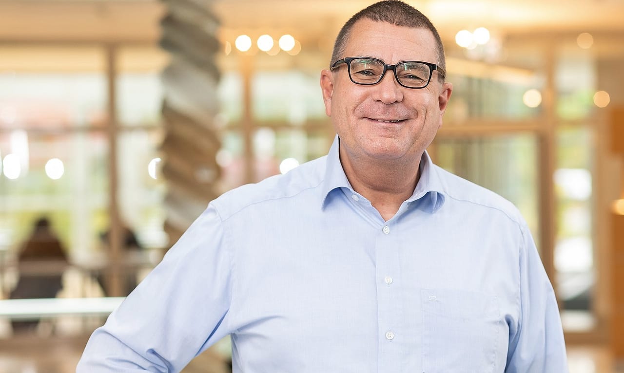 Alexander Preidt, Porträt in einem hellen Foyer